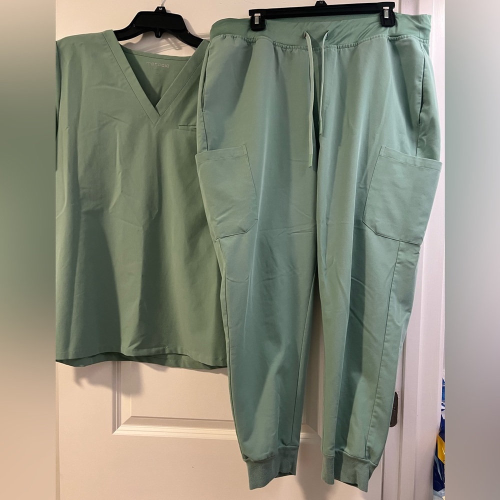 XL Mándala Jade Mint Green Women's Jogger Pants and Top